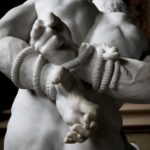 männlicheStatue von hinten, Hände auf den Rücken gefesselt